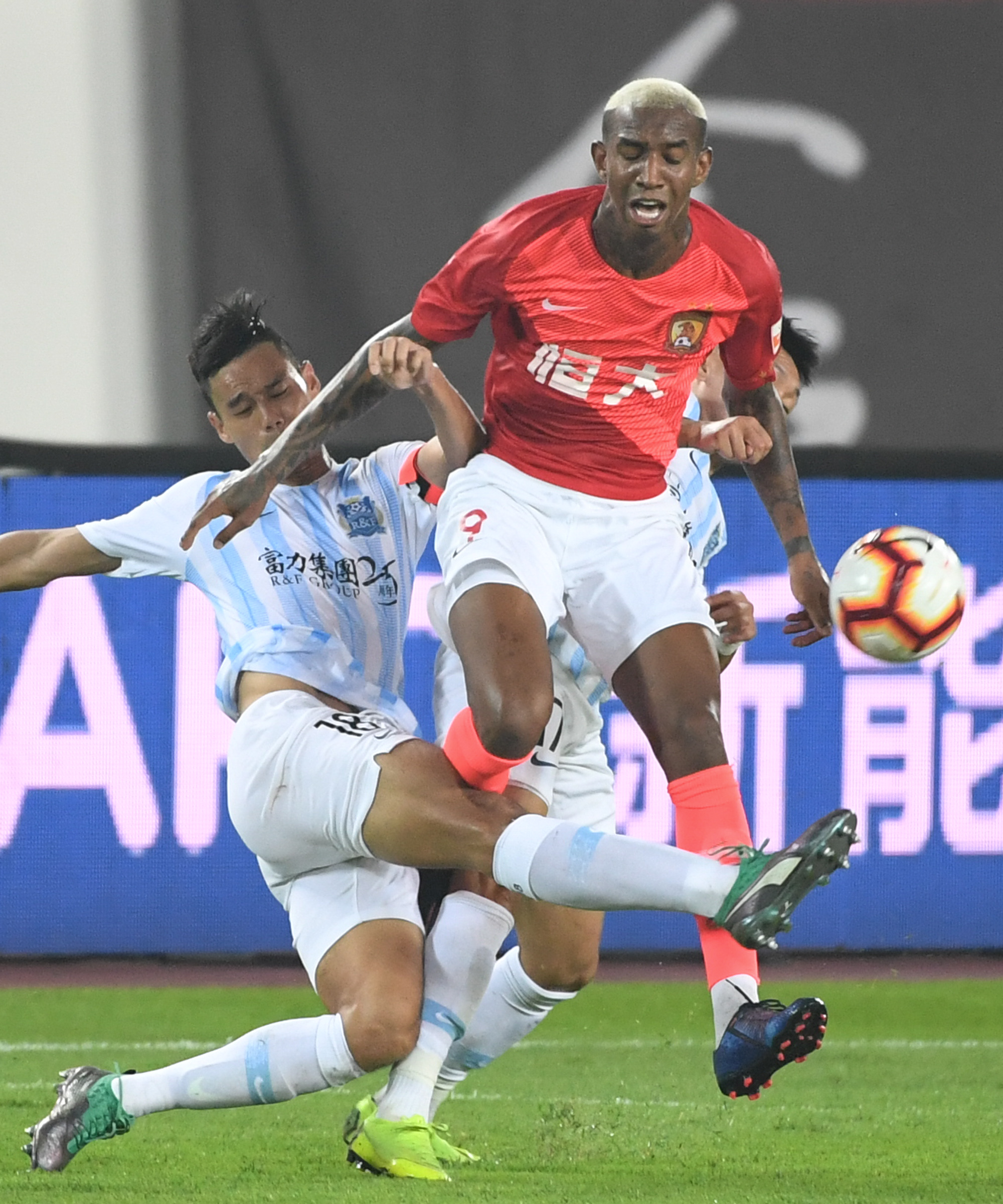 富力队已成功突破对手的防线