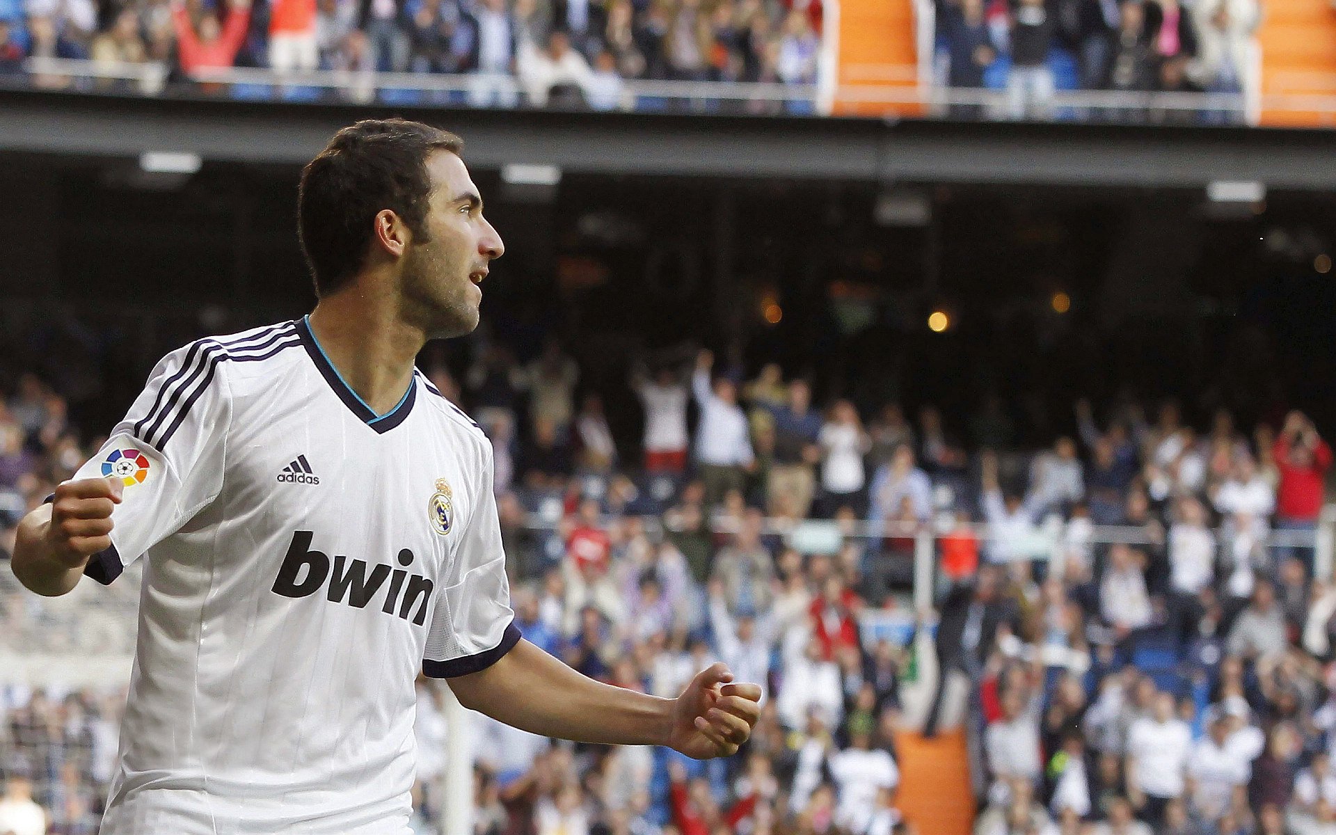 赛道与球场的双重奏，F1年度争冠焦点战与塞内加尔险胜巴萨的启示