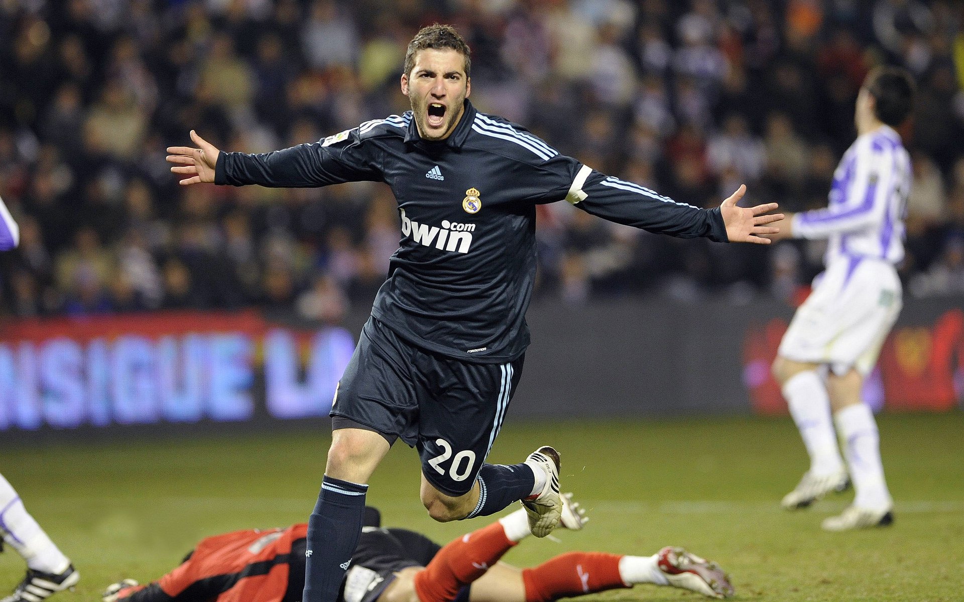 绝境重生，米切尔关键节点连斩开拓者，活塞压哨奏响逆转狂想曲